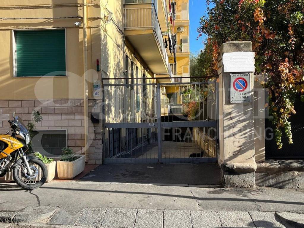 Box / garage a Catania in Via Duca Degli Abruzzi, 50 - Foto 2