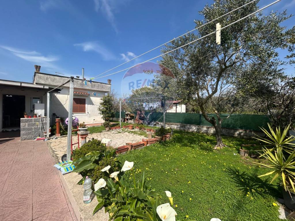 Villa a Aprilia in via Esino, 30 - Foto 2