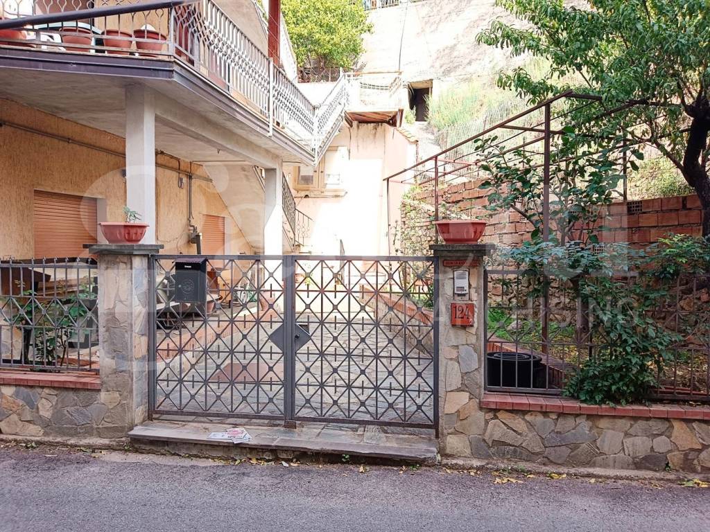Casa indipendente a Luzzi in Via S. Leo, 124 - Foto 2