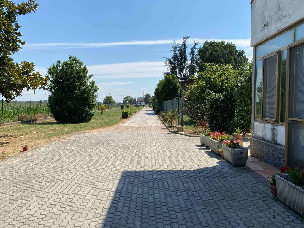 Casa indipendente a Borgolavezzaro in Via Gravellona, 21 - Foto 2