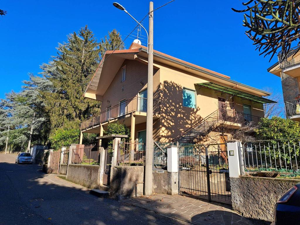Villa a Tradate in Via Madonna delle Vigne, 5 - Foto 2