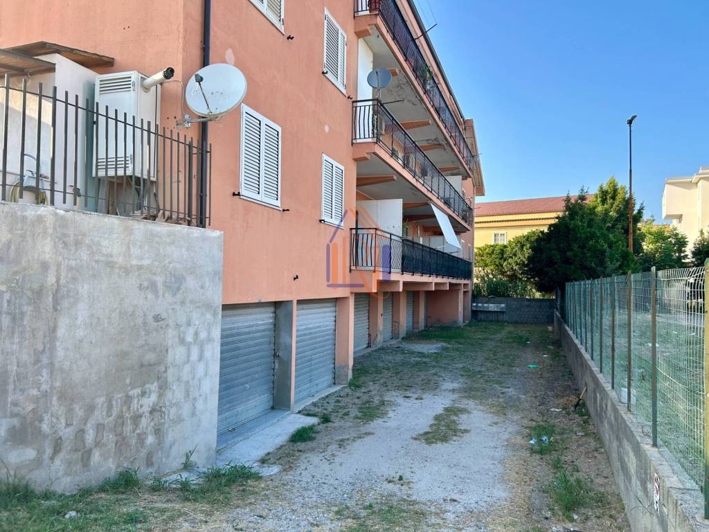 Box / garage a Davoli in Via Alcide De Gasperi, 6 - Foto 2