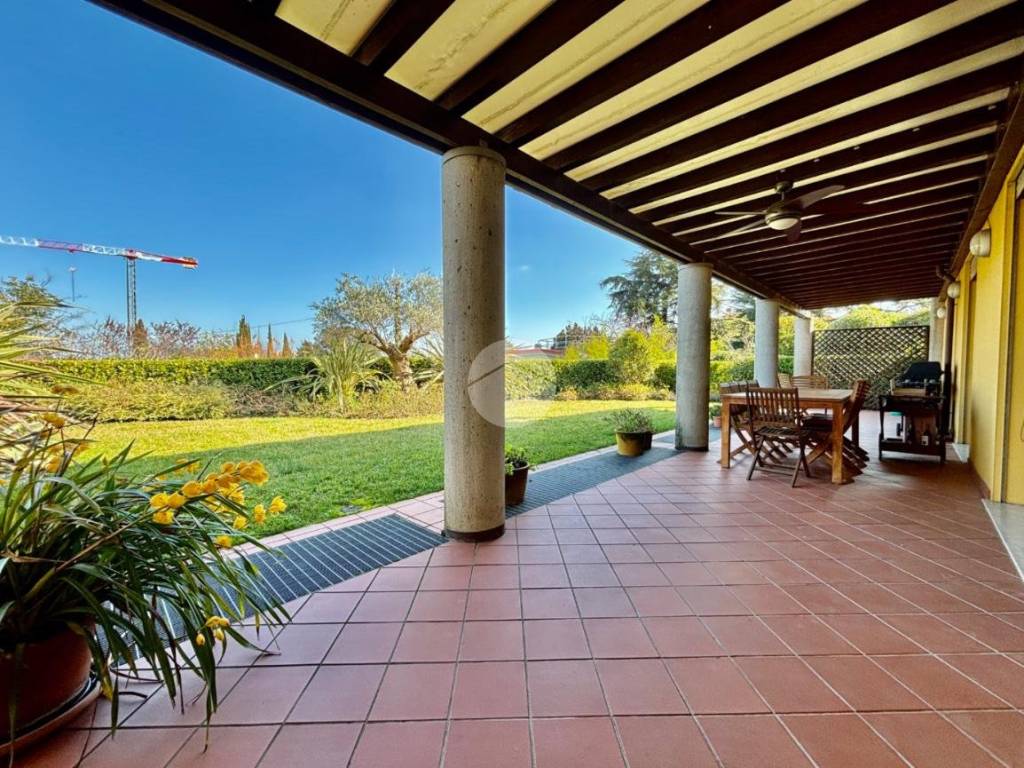 Villa a Desenzano del garda in Via D. Comboni, 53 - Foto 2
