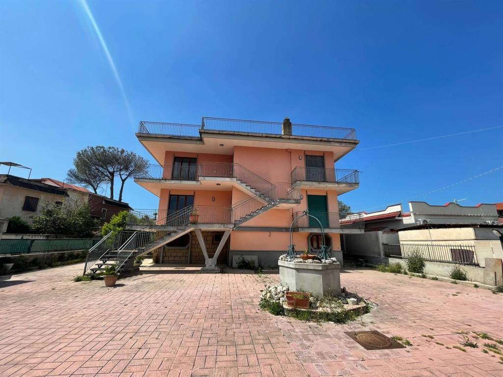 Villa a Castel volturno in VIALE STEFANO DA VERONA, 5 - Foto 2