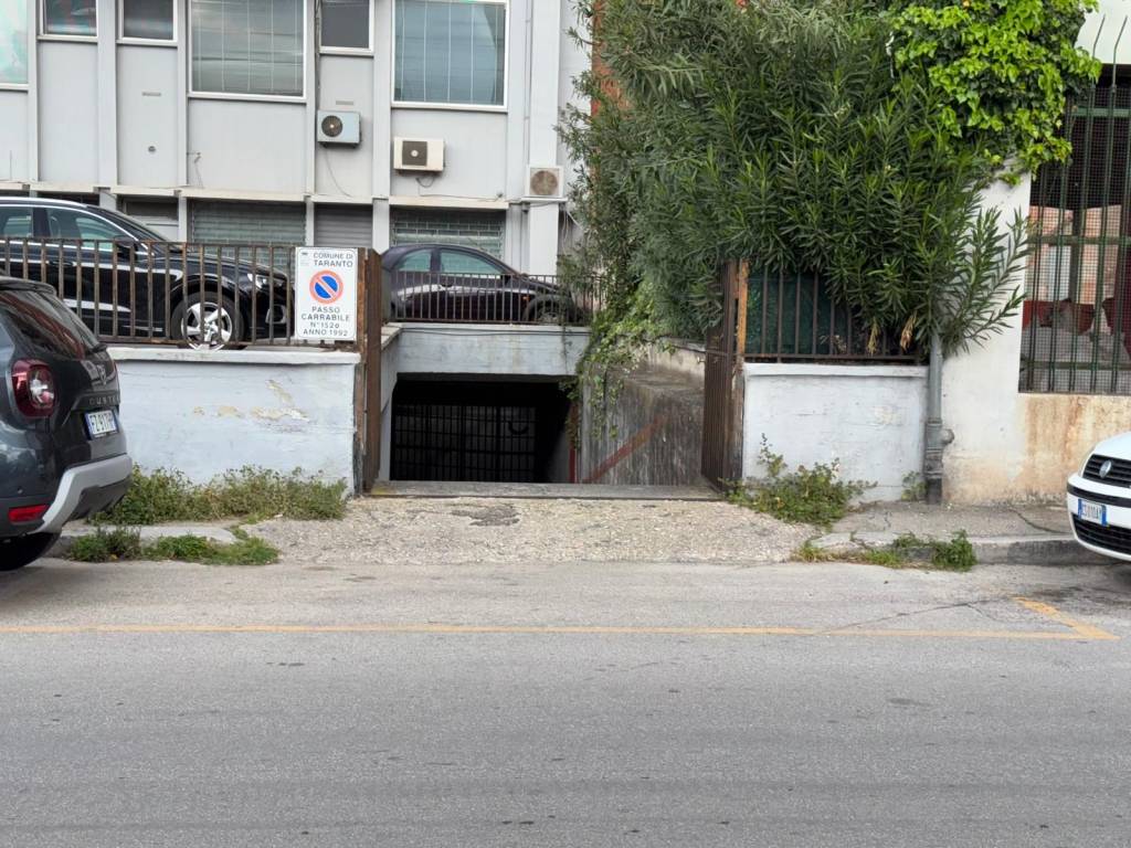 Box / garage a Taranto in Via Medaglie d'Oro, 41 - Foto 2