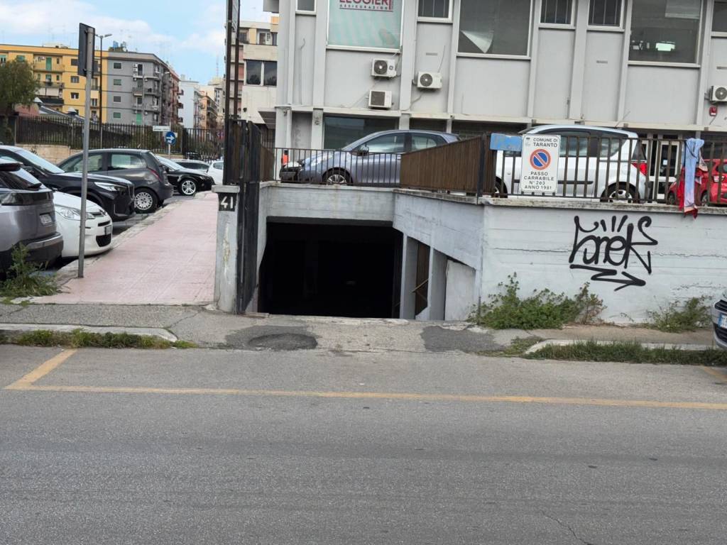 Box / garage a Taranto in Via Medaglie d'Oro, 41 - Foto 4