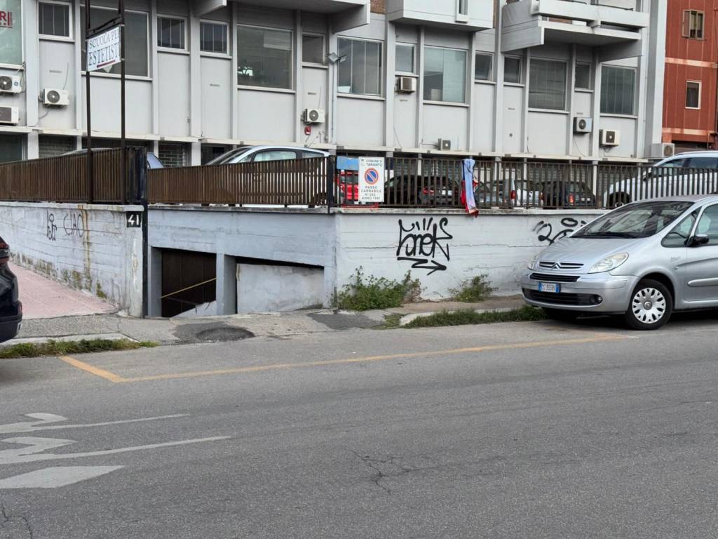Box / garage a Taranto in Via Medaglie d'Oro, 41 - Foto 5