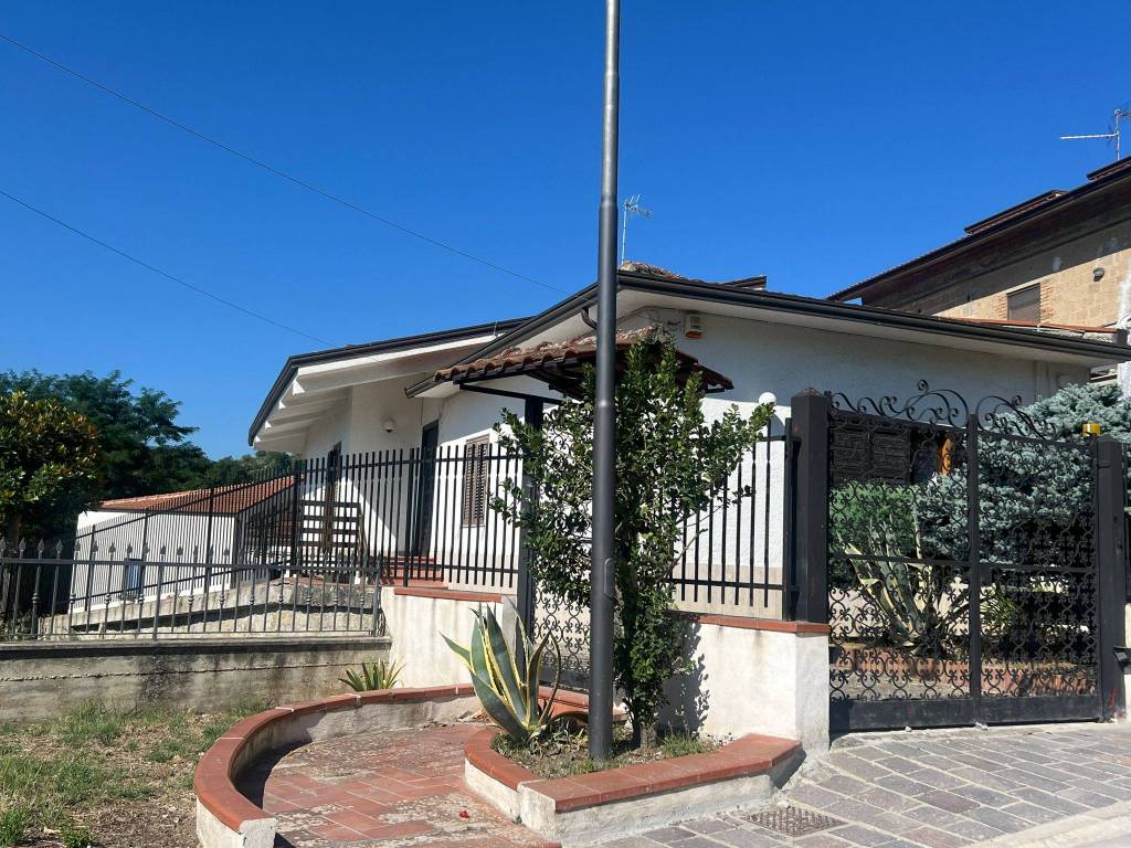 Villa a Ceppaloni in Via Tre Santi-Beltiglio - Foto 2