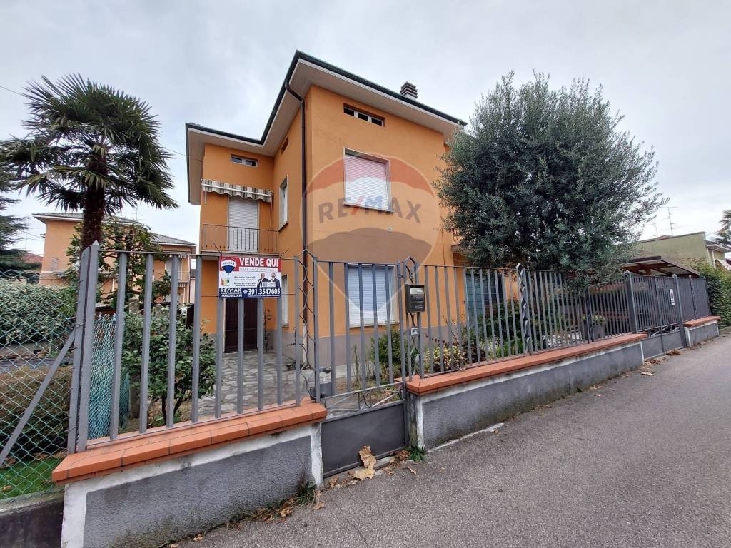 Villa a Cassano magnago in VIA BOCCHERINI, 8 - Foto 2