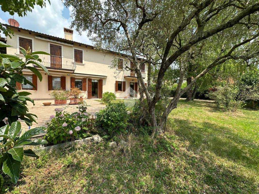Villa a Verona in Via fabbricato scolastico, 2 - Foto 1