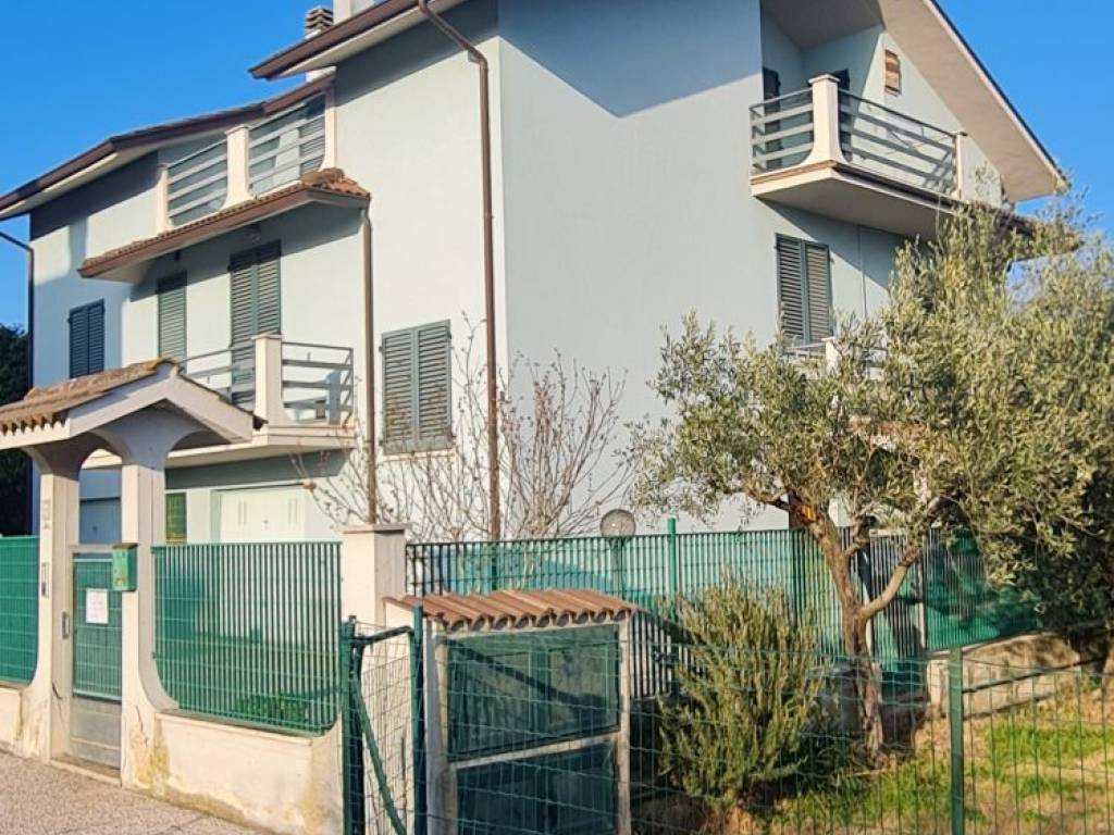 Villa a Castelbellino in Via Dante Alighieri - Foto 2