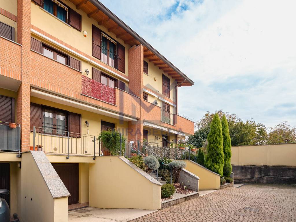 Villetta a schiera a Carugo in Via Luigi Cadorna, 29 - Foto 1
