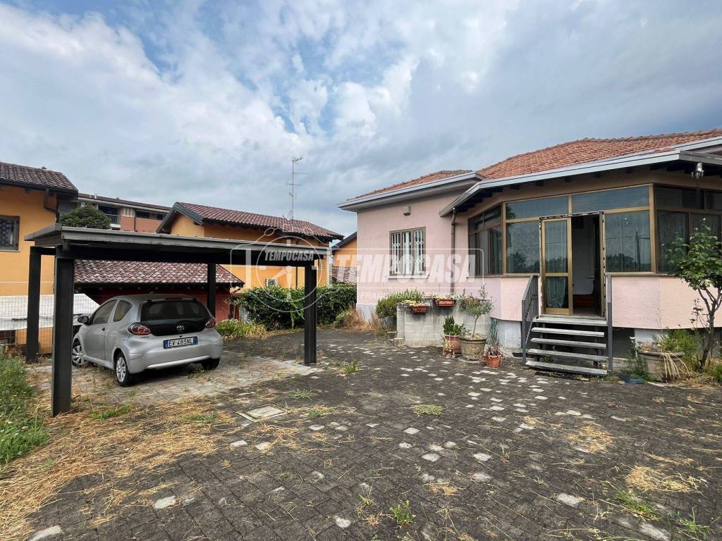 Villa a Cardano al campo in Via Vincenzo Bellini 62 - Foto 2
