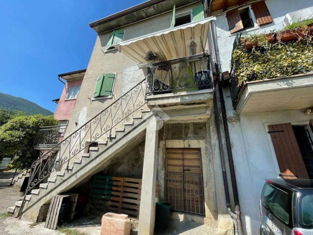 Rustico / casale a Caprino veronese in PIAZZA STRINGA, 13 - Foto 2