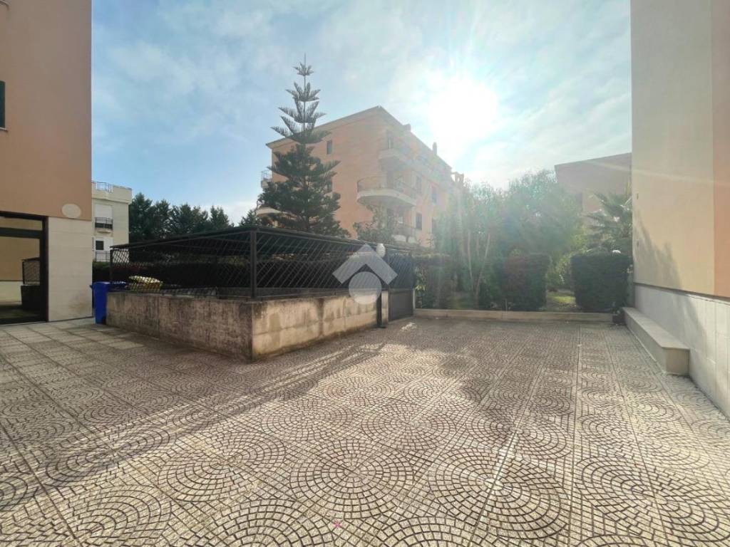 Box / garage a Canosa di puglia in Via Giovanni Falcone, 123 - Foto 2