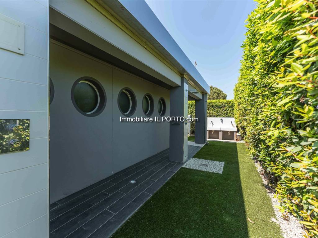 Box / garage a Comacchio in VIALE LEOPARDI, 90 - Foto 2