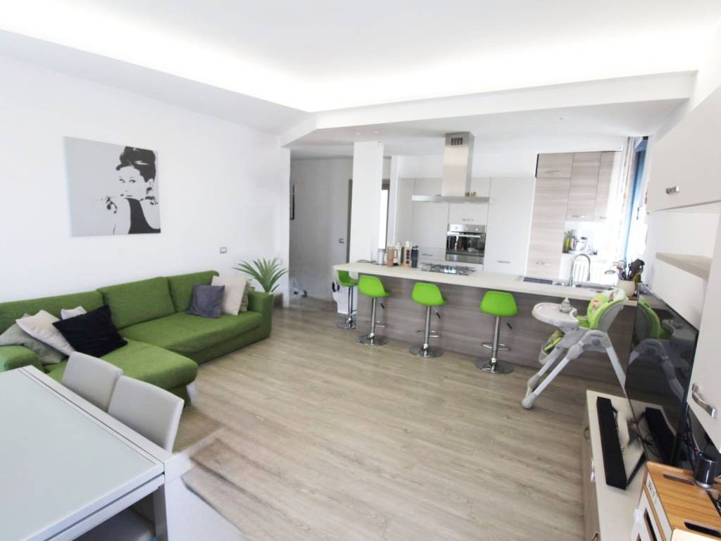 Appartamento a Luino in Viale Giovanni Amendola, 38 - Foto 3