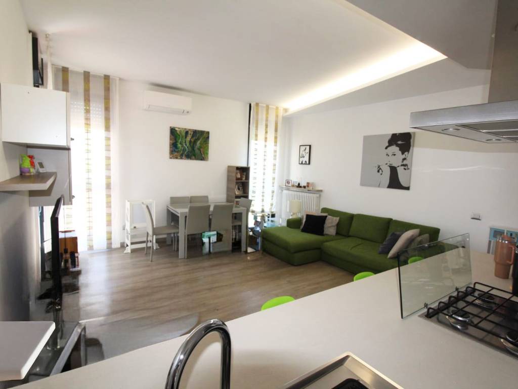 Appartamento a Luino in Viale Giovanni Amendola, 38 - Foto 4