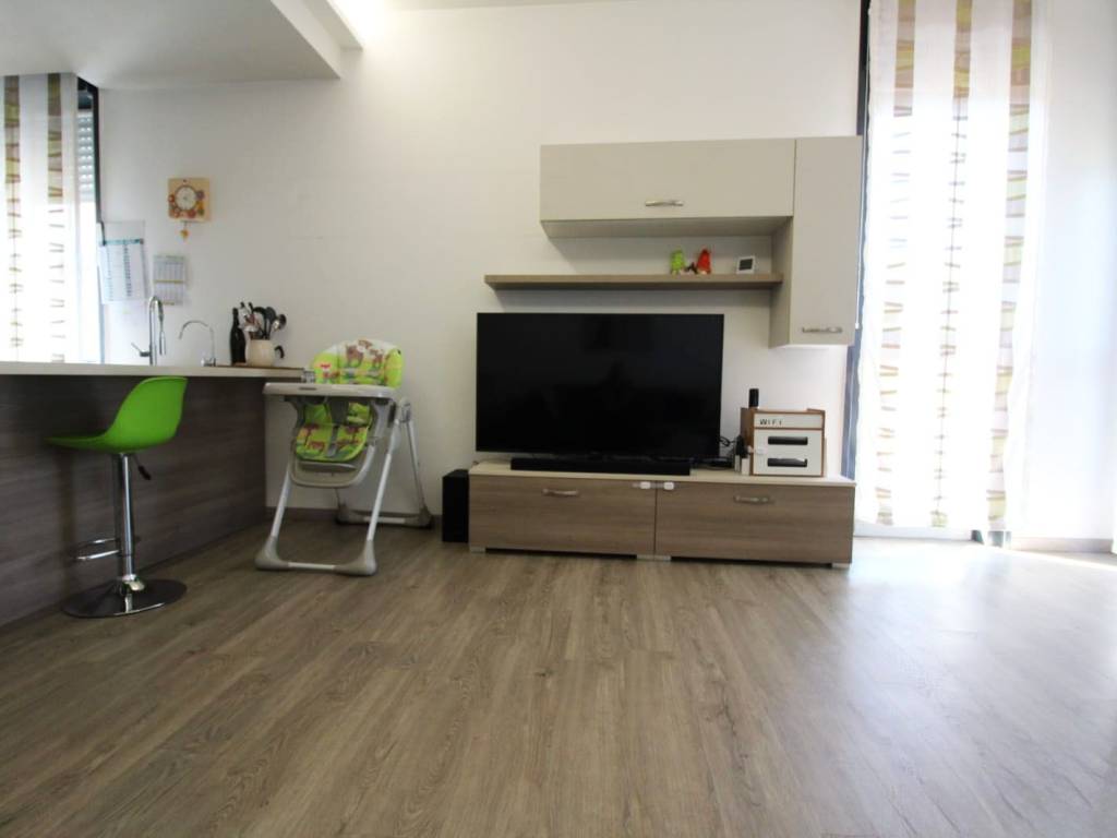 Appartamento a Luino in Viale Giovanni Amendola, 38 - Foto 5
