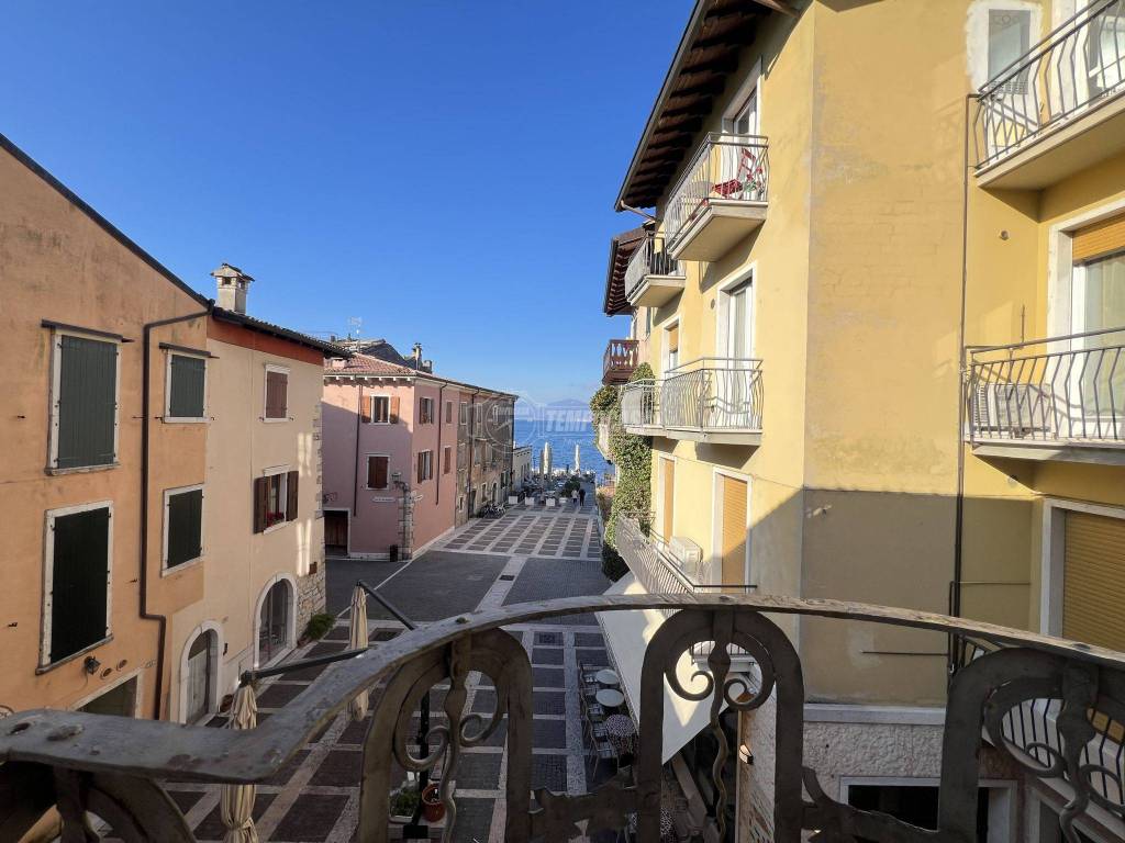 Appartamento a Torri del benaco in Via Giovanni Verga 2 - Foto 2