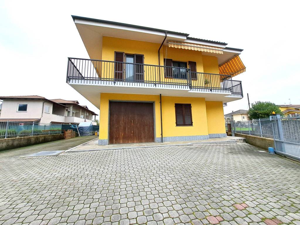 Appartamento a Revello in Via Envie, 22 - Foto 3