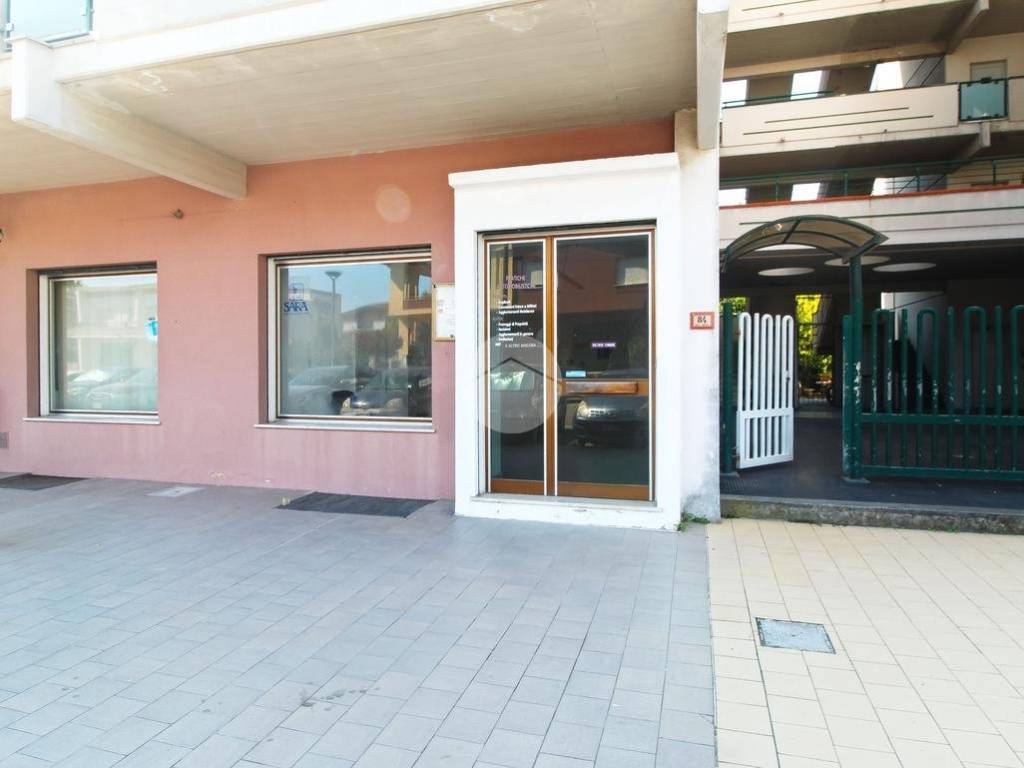 Immobile a Alba adriatica in Locale commerciale Viale Mazzini, 84 - Foto 2