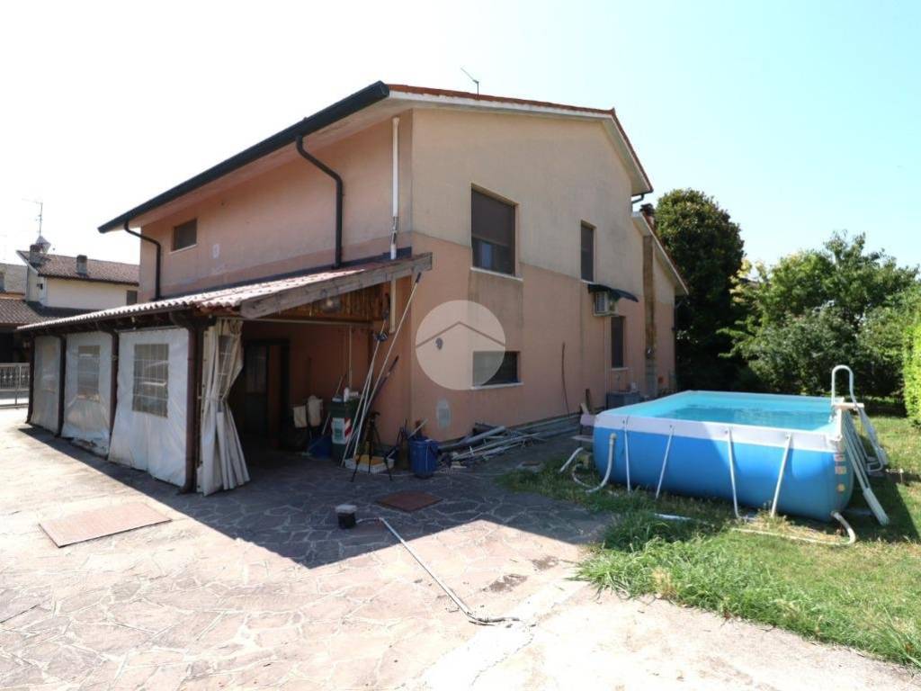 Villa a Roncoferraro in Via Cesare Battisti, 54 - Foto 2