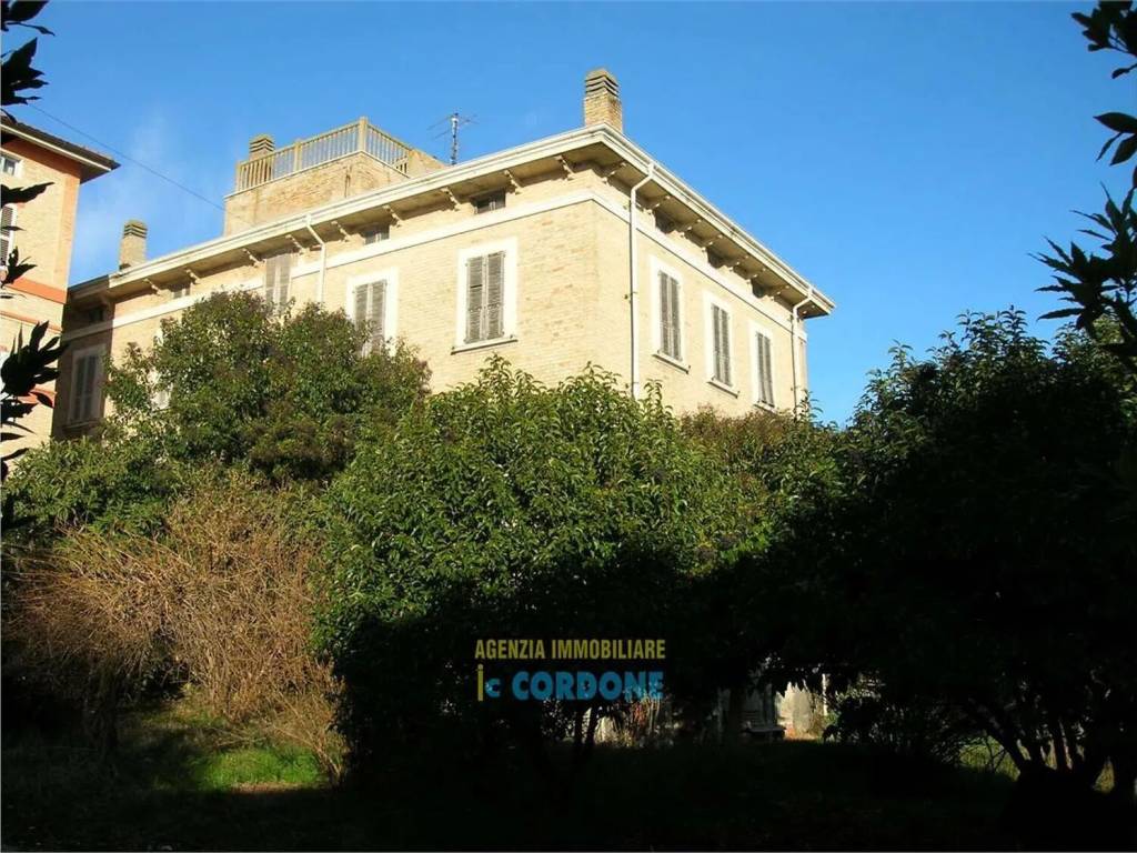 Villa a Monte vidon corrado in Piazza Della Vittoria, 12 - Foto 2