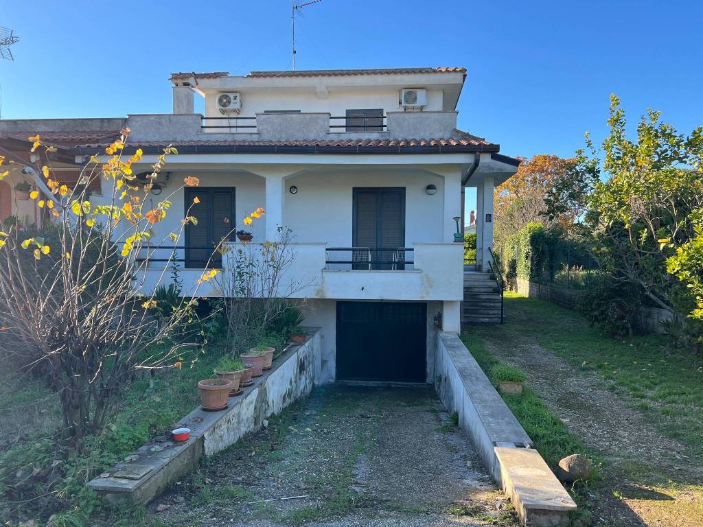 Villa a Aprilia in Via delle Viole, 30 - Foto 2