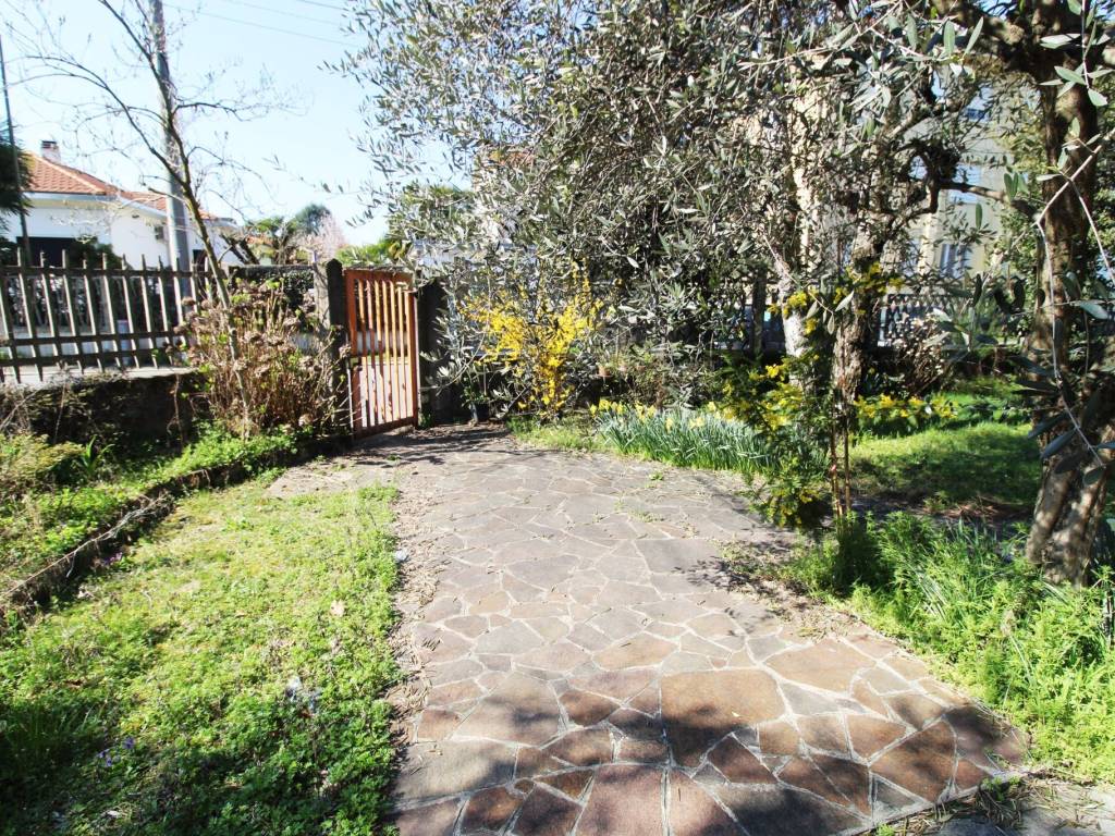 Villa a Gorla minore in Via Roma, 11 - Foto 3