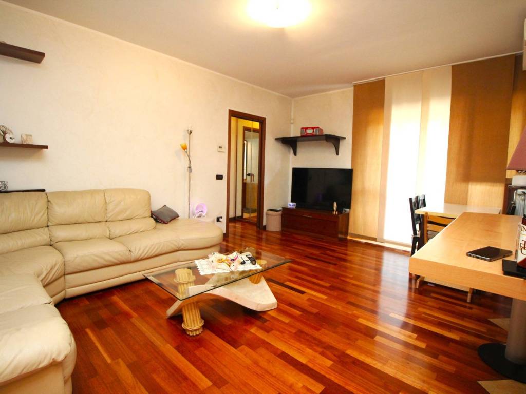 Appartamento a Gorla minore in Via Ugo Foscolo - Foto 2