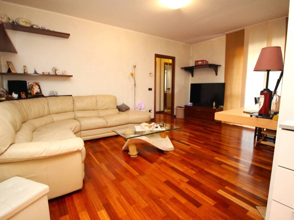 Appartamento a Gorla minore in Via Ugo Foscolo - Foto 3