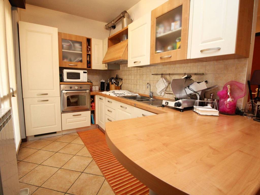 Appartamento a Gorla minore in Via Ugo Foscolo - Foto 5