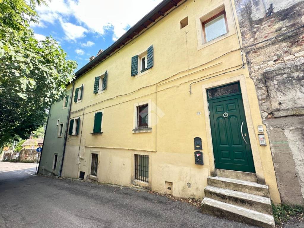 Appartamento a Verona in Via cava bradisa, 52 - Foto 2