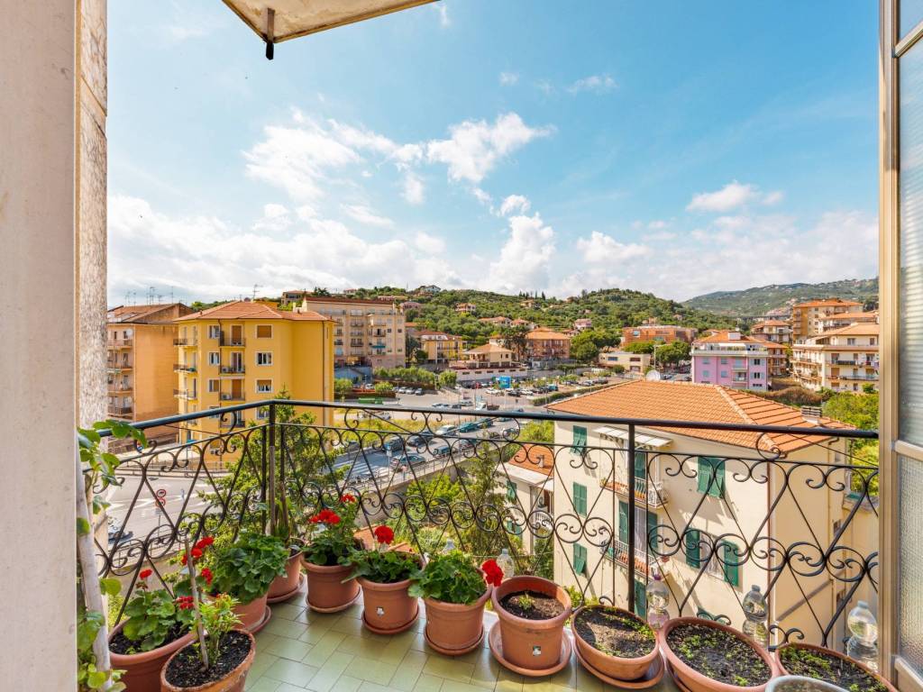 Appartamento a Imperia in Via Martiri della Libertà, 42 - Foto 3
