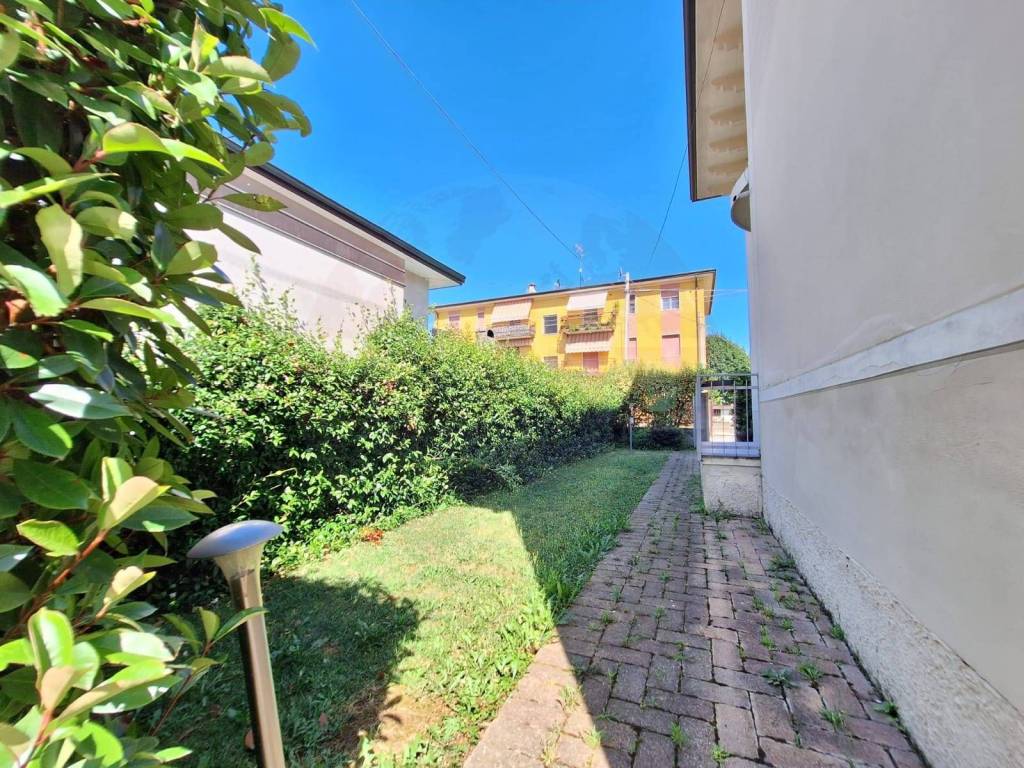 Villa a Castrezzato in via Alcide De Gasperi, 10 - Foto 2