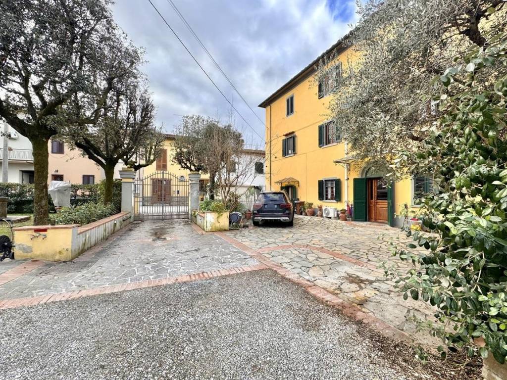 Villa a Quarrata in Via Vittorio Veneto, 37 - Foto 2