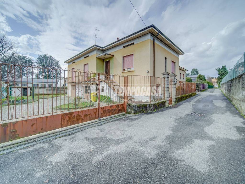 Villa a Carnago in Via San Martino 15 - Foto 2