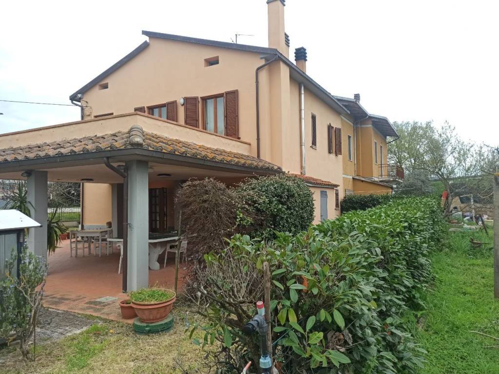 Casa indipendente a Castiglione del lago in Strada Statale Umbro Casentinese - Foto 2