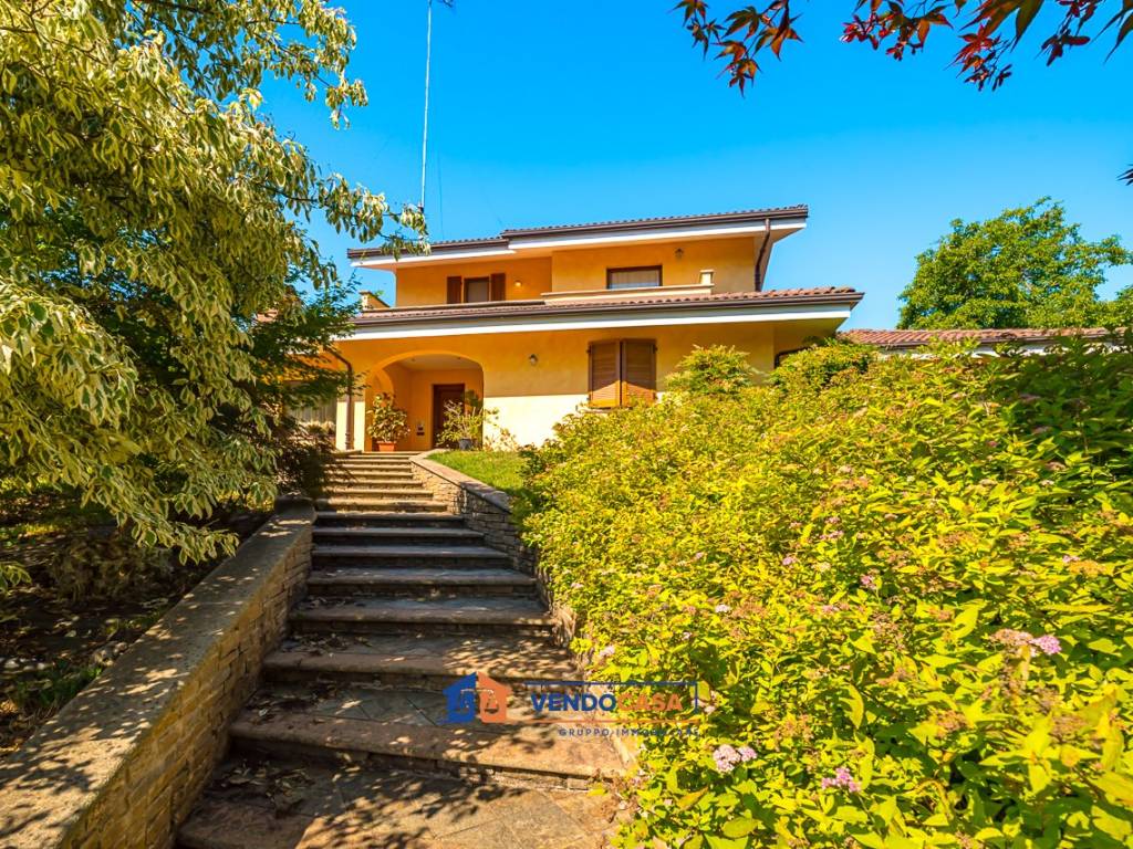 Villa a Bernezzo in Via Regina Margherita, 128 - Foto 2