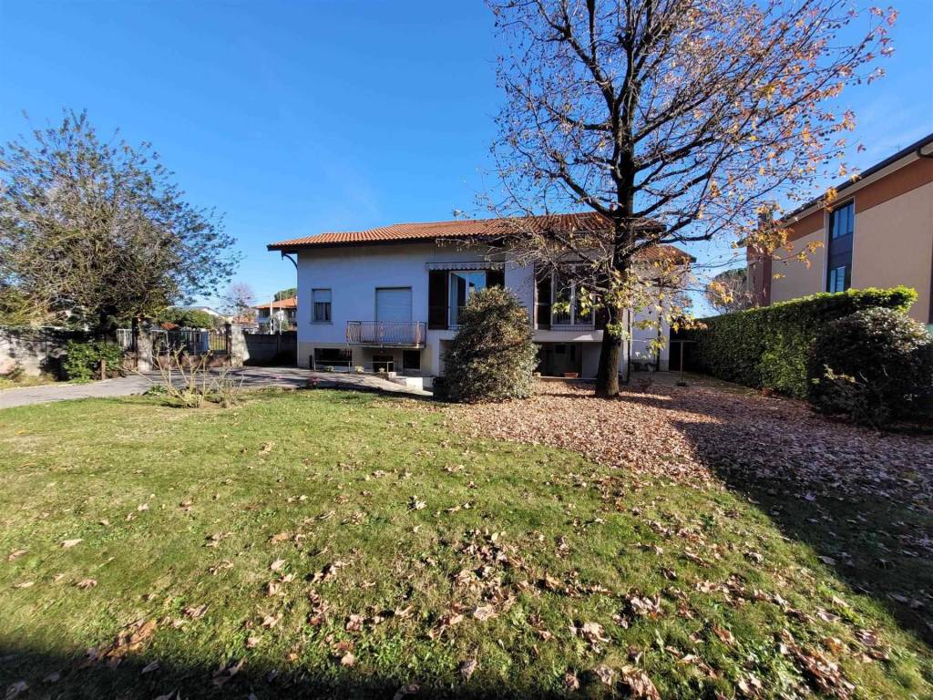 Villa a Gorla maggiore in Via Adua, 14 - Foto 2