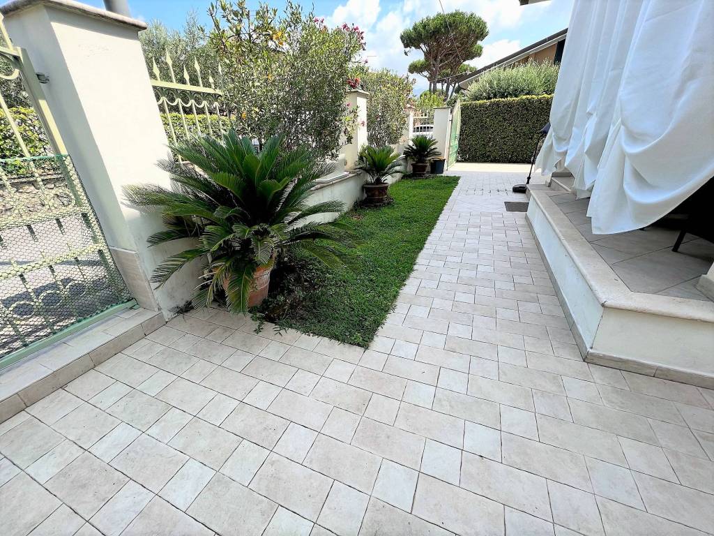 Villa a Pietrasanta in Via Cortona - Foto 2