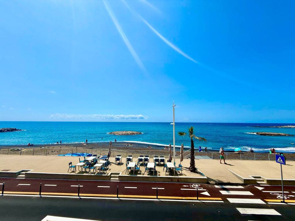 Appartamento a Imperia in Lungomare Cristoforo Colombo, 138 - Foto 2