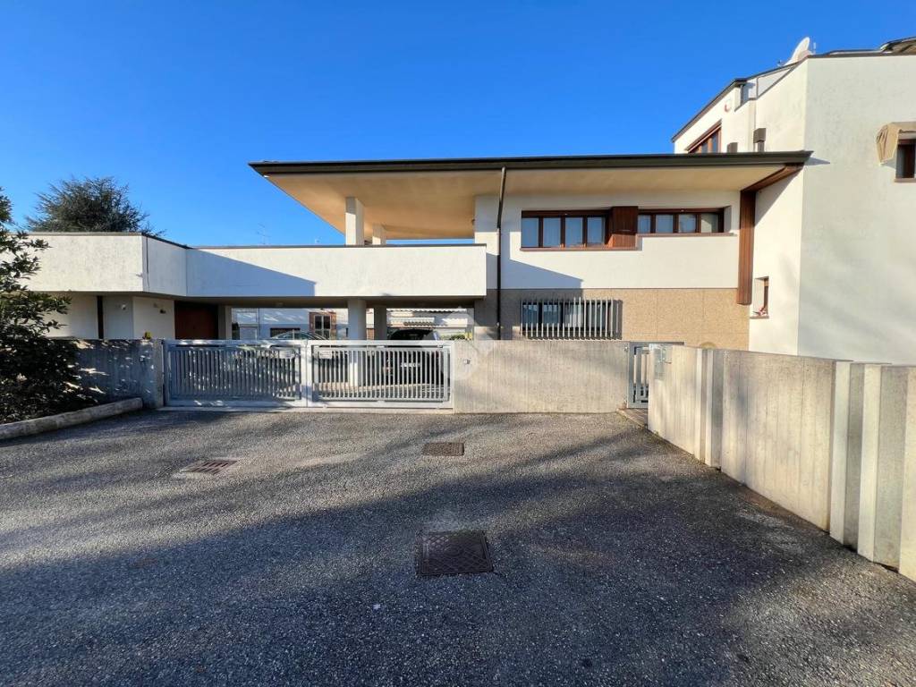 Villa a Codroipo in Via Tita Marzuttini, 3 - Foto 2