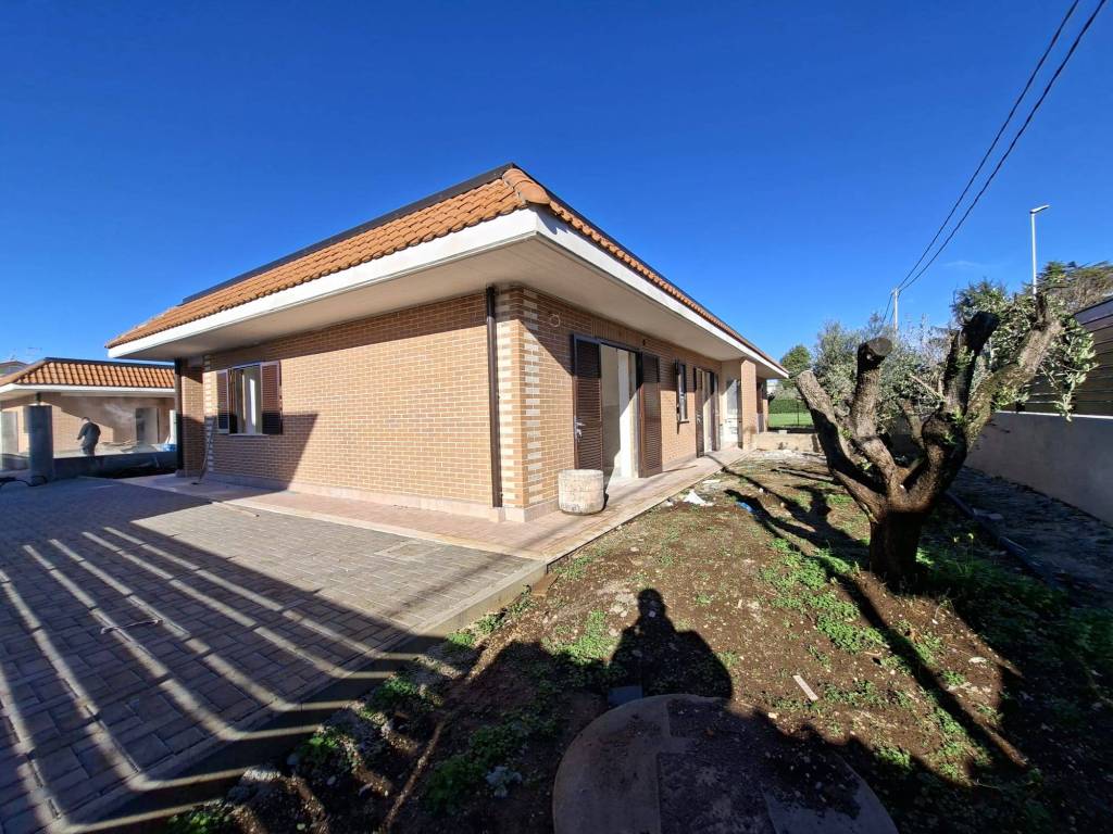 Villa a Cisterna di latina in Via Provinciale Per Latina, 70 - Foto 2