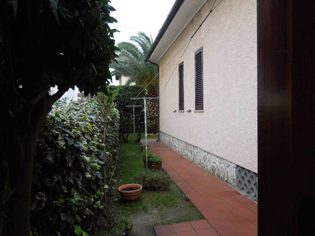 Villa a Pietrasanta in Via Risorgimento, 11 - Foto 3