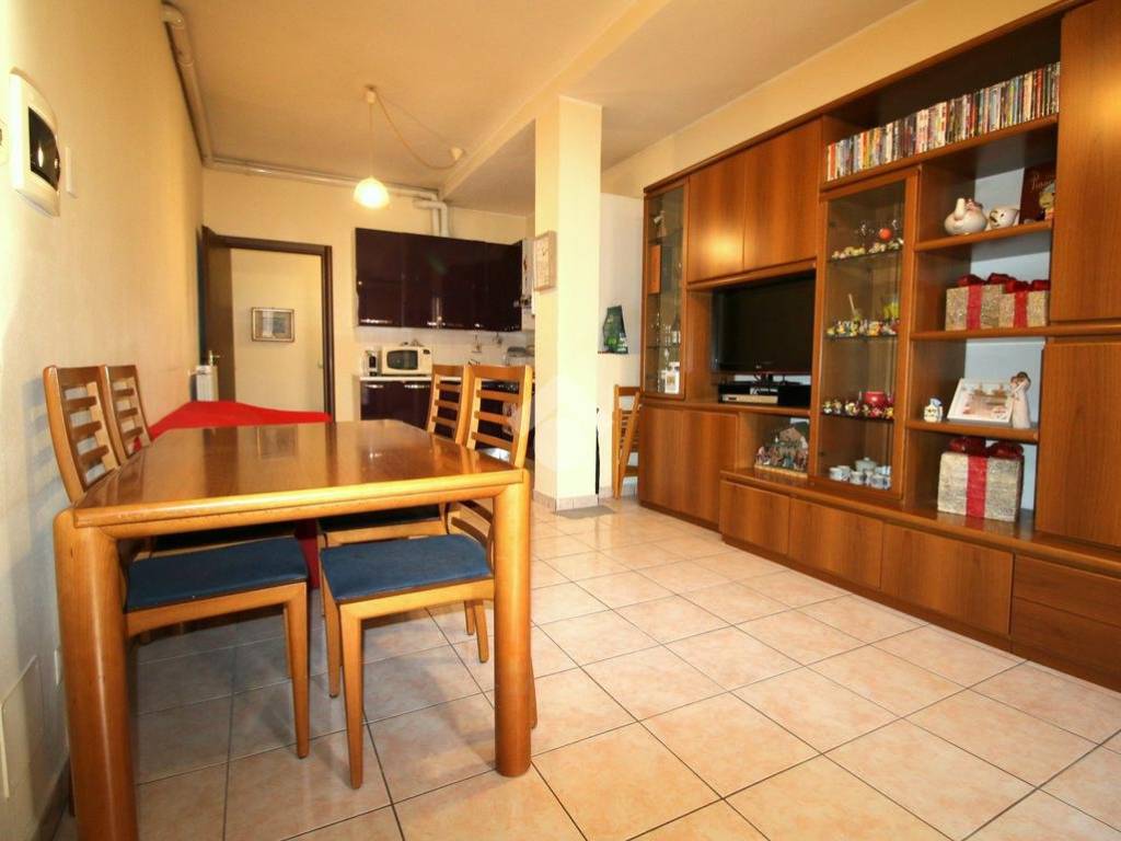 Appartamento a Caronno pertusella in Corso della vittoria, 234 - Foto 3